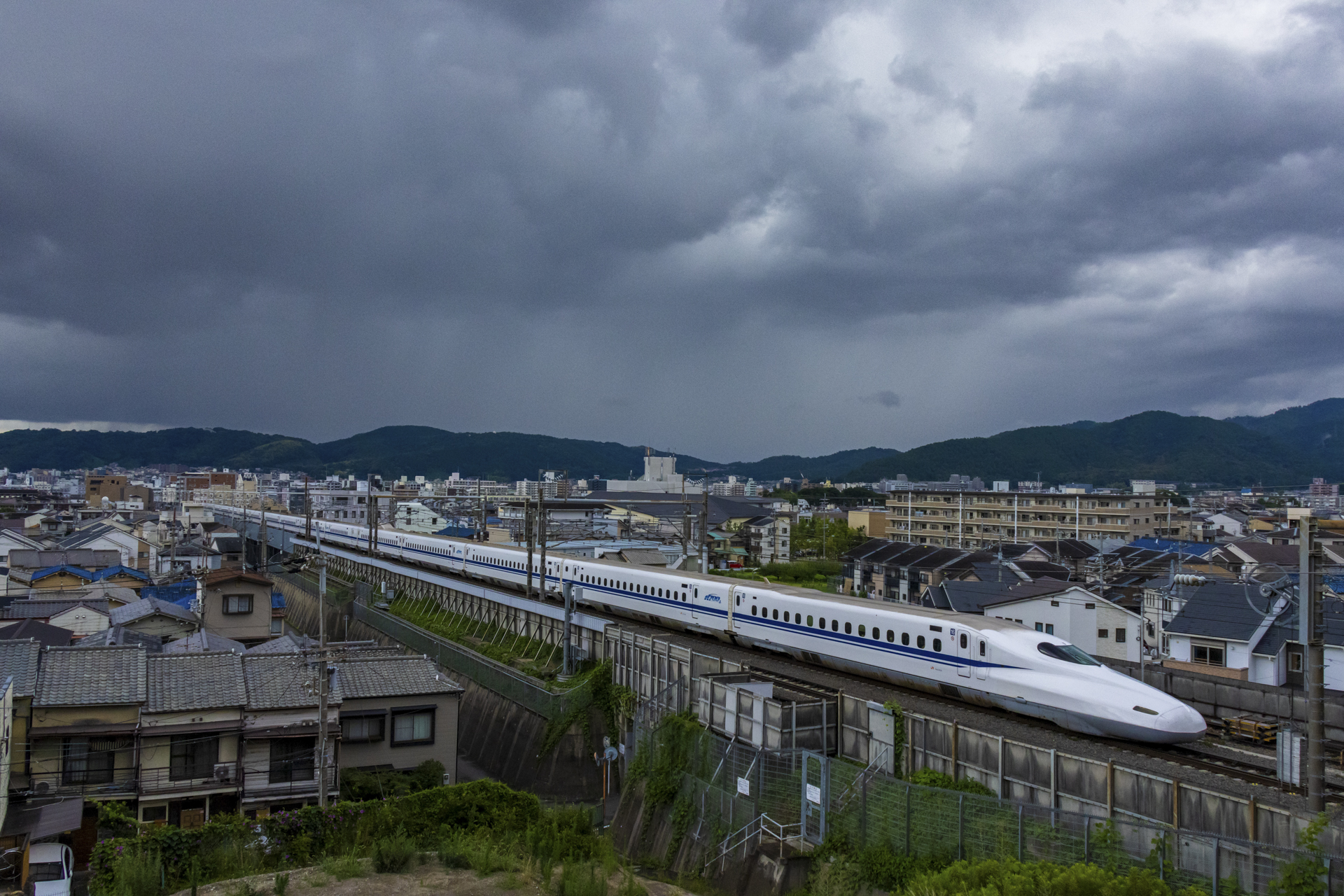 柱の直前まで新幹線が入る