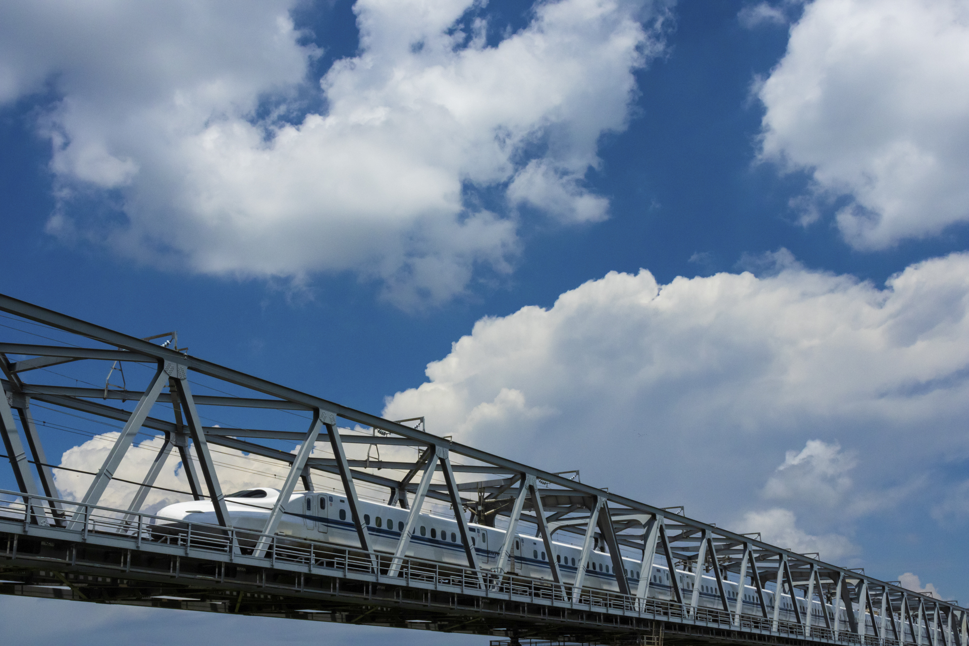 高速鉄道が橋梁の柱から顔を出すのはほんの一瞬だが、30コマ/秒の電子シャッター連写なら狙った位置で車両を捉えてくれる。雲の表情に合わせて構図だけに集中できた<br><span class="fnt-85">RF-S18-150mm F3.5-6.3 IS STM／28mm（45mm相当）／マニュアル露出（F13、1/2,500秒）／ISO 1600／WB：オート</span>