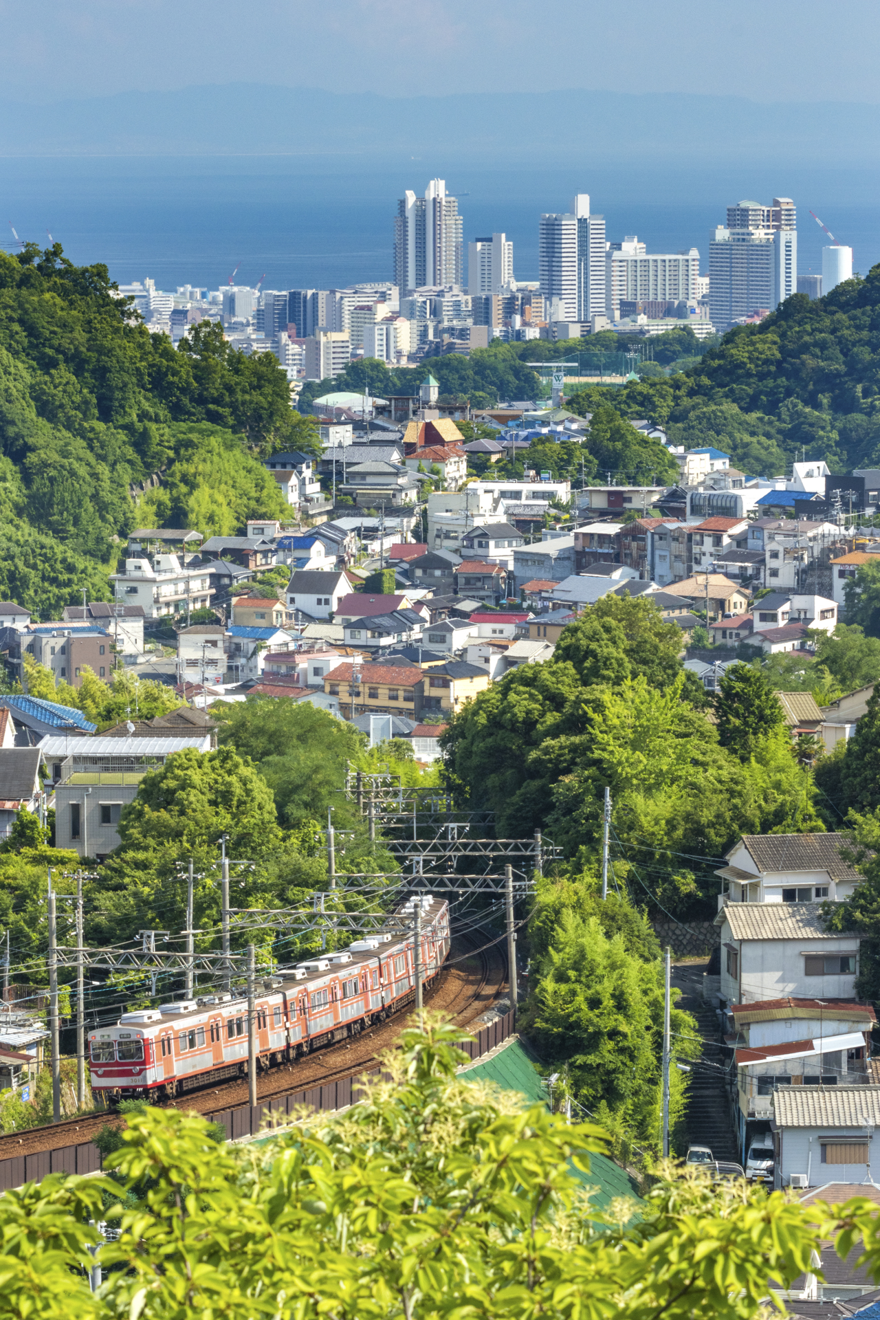 市街地を抜けて走る鉄道を俯瞰撮影。奥行きを出すために絞り込み、ISO 400としたがシャープな描写で立体感もある<br><span class="fnt-85">RF100-400mm F5.6-8 IS USM／100mm（160mm相当）／マニュアル露出（F13、1/160秒）／ISO 400／WB：オート</span>