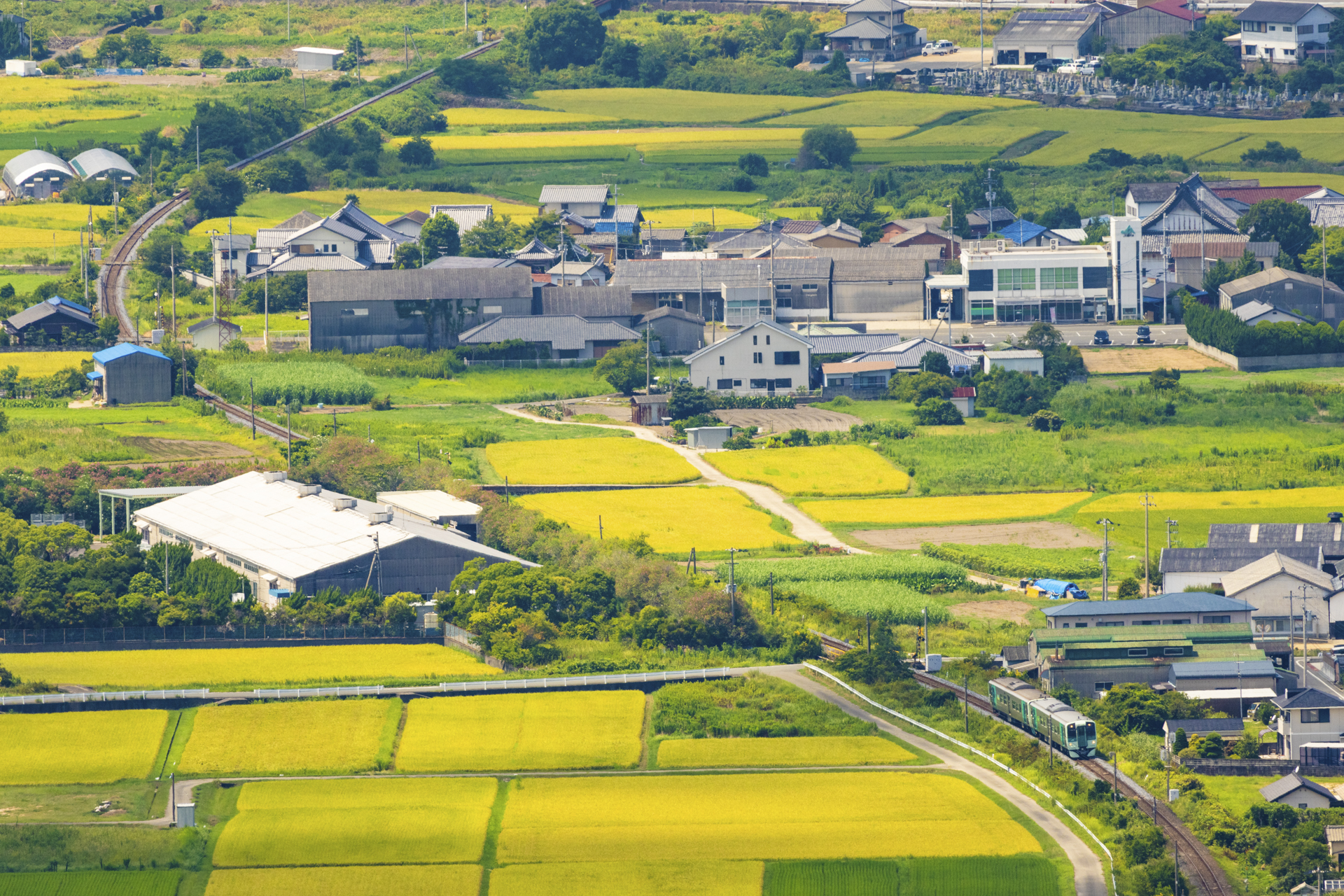 焦点距離が約1.6倍となるAPS-C機は望遠レンズの圧縮された表現の魅力を存分に引き出してくれた。EOS R7で高精細に描かれた町並みや鉄道もしっかりとディテールが見てとれる<br><span class="fnt-85">RF100-400mm F5.6-8 IS USM／373mm（597mm相当）／マニュアル露出（F8、1/320秒）／ISO 200／WB：オート</span>