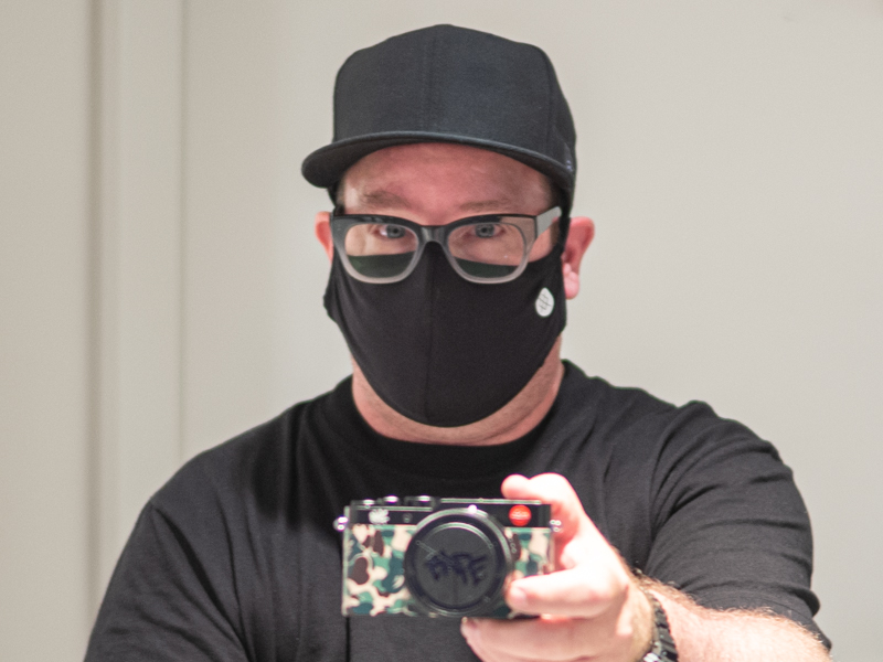 コラボモデル（ライカで販売するブラックバージョン）を手に