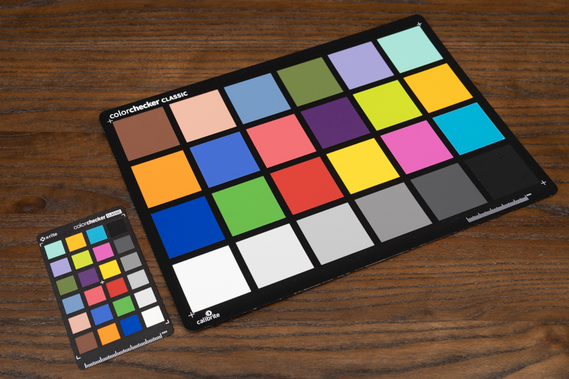 大きい方がColorChecker Classic。小さい方がClassic mini