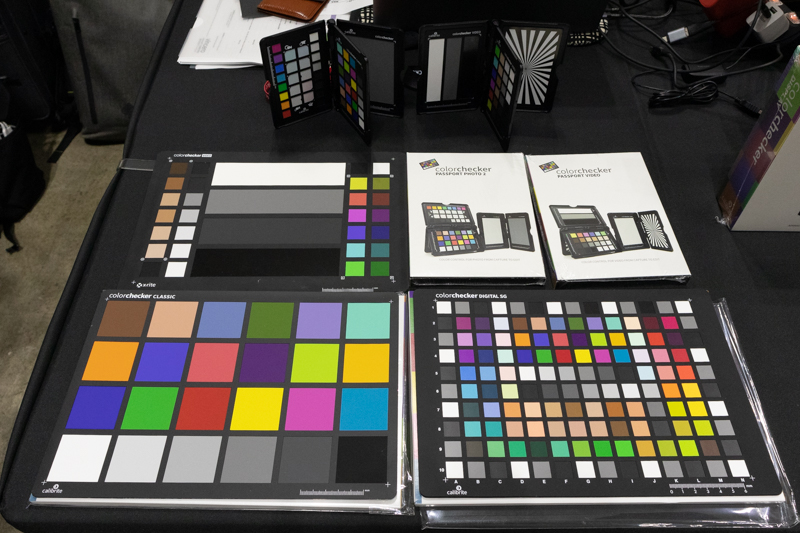 パシフィコ横浜で開催された「PHOTONEXT 2022」のヴィンチェロブースに並んだアイテム