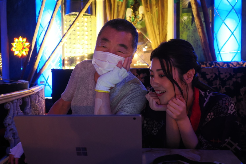 撮影画像を確認する、山岸さんと綾ちゃん。