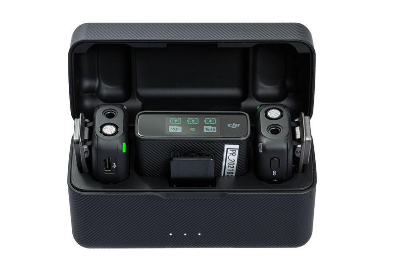 充電ケースを開けたところ。ハードウェアユニットがすっきり収まり、充電管理も簡単。ワイヤレスイヤフォンと同等の使い勝手だ