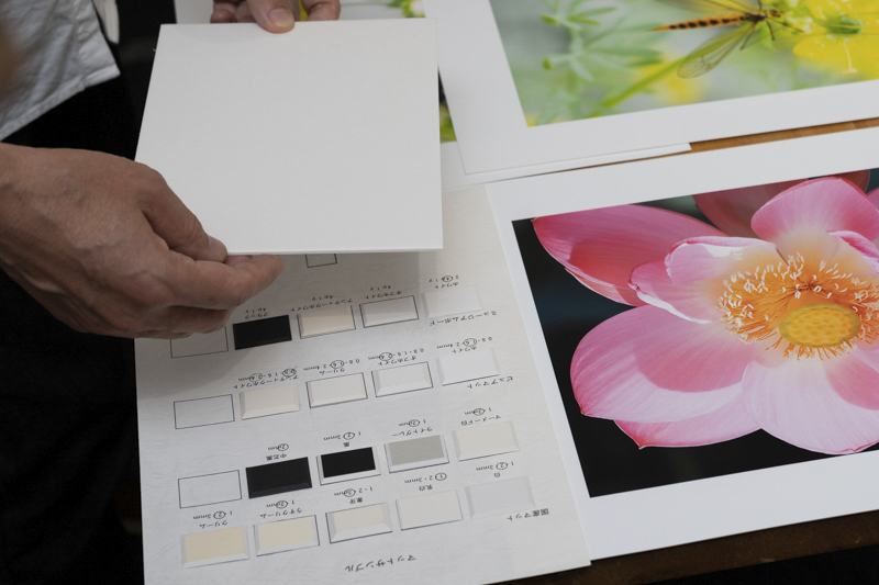 マットは見本を当てつつ検討する