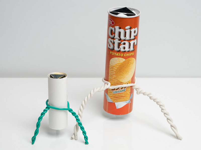 トイレットペーパーの芯サイズの万華鏡（スマホ用）と、チップスターサイズの万華鏡（デジカメ用）