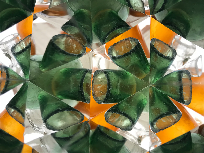 小さなビン。iPhone＋プラスチックミラー