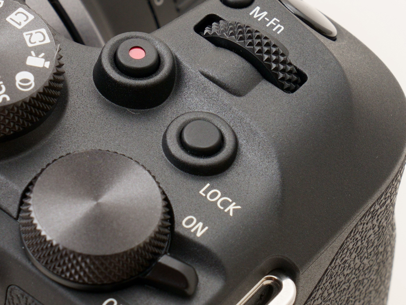 「LOCK」ボタンは、うっかりボタン類に触れて、知らないうちに設定が変わっていた！ なんていう誤操作を防げる機能。メニュー画面の「マルチ電子ロック」で、メイン/サブ電子ダイヤルやマルチコントローラーなどの中から操作を禁止したいものを選択しておけば、LOCKボタンを押すだけで一時的にそれらを無効化できます