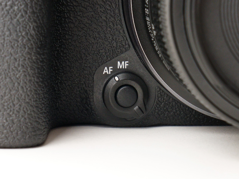 カメラ本体の扱いやすい位置にAF/MF切り替えスイッチを配置し、レンズ鏡筒からは省略するというのは、操作性にもコスト的にもメリットありそうです
