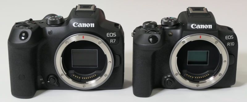 参考：左からEOS R7、EOS R10。手ブレ補正機構を持つEOS R7は約612g（電池/SD込み）・約530g（本体のみ）