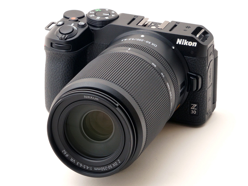 望遠のキットズーム「NIKKOR Z DX 50-250mm f/4.5-6.3 VR」を装着