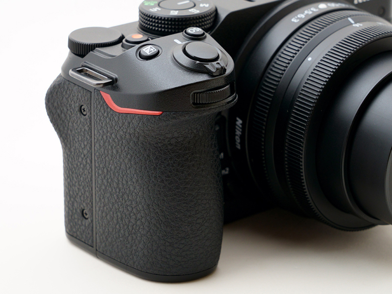 コンパクトなカメラなのに、グリップも本格的な形状で握りやすい。深くて手に馴染むラインなので安定感があります。