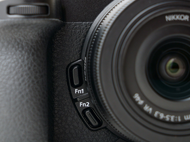 グリップの奥、レンズマウントの横には上位機並みにFn1ボタンとFn2ボタンを装備。好みの設定を割り当てておけば、必要な時にすぐに呼び出すことができます。これは動画撮影でも静止画撮影でも重宝します。