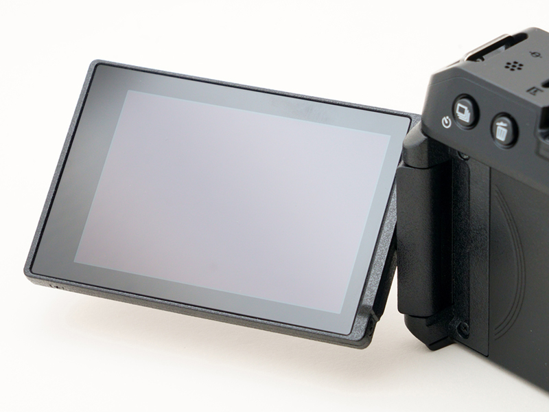 背面モニターはバリアングル式。ここは上下チルト式のZ 50と大きく違うところです。Z 50はカメラの下側にモニターが展開するため、三脚固定時の自撮りに不都合が生じます。動画配信などで自分の姿を確認しながら撮影したい場合は、こうしたバリアングル式が圧倒的に便利でしょう。