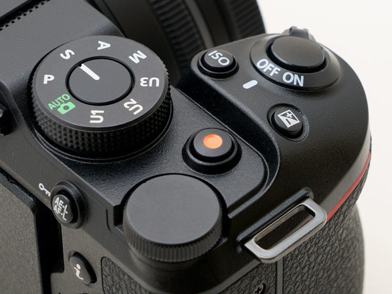 動画撮影ボタンが大きいです。これは、より動画撮影に配慮したZ 30らしい仕様ですね。