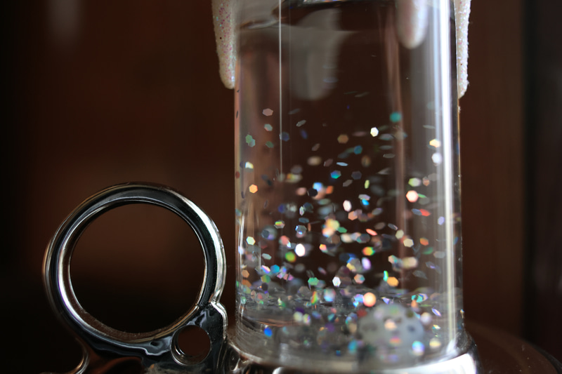 ガラスの飾りに良い感じで光が当たっていたので最短撮影距離で撮影しました。よく写りますね。手持ちなんですがブレてないのはカメラの手ブレ補正が素晴らしいのでしょうか。<br>EOS R7　RF16mm F2.8 STM（F2.8・1/80秒）ISO 400