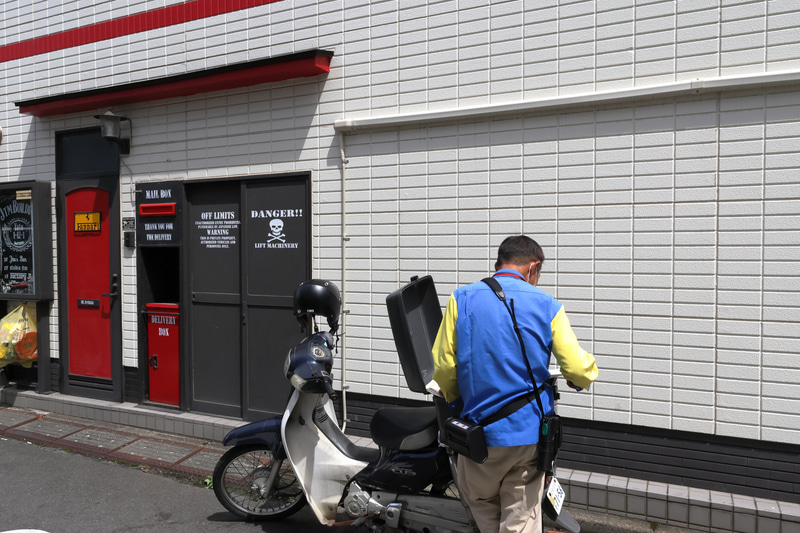 街を歩いてたら、ウクライナの国旗みたいな制服を着ているおじさんに出会い反射的にシャッターを切りました。後で確認すると被写体検出機能は人間だと認識。おじさんの後頭部に合焦しています。<br>EOS R7　RF16mm F2.8 STM（F11・1/1,000秒）ISO 400