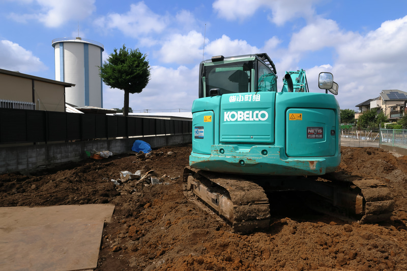 拙宅前が道路工事中で、日々様子が変わるので記録しているんですが、トップ気味の光でも再現性良しです。土のディテールと、青空も同時に再現しますね。<br>EOS R7　RF16mm F2.8 STM（F11・1/1,000秒）ISO 200