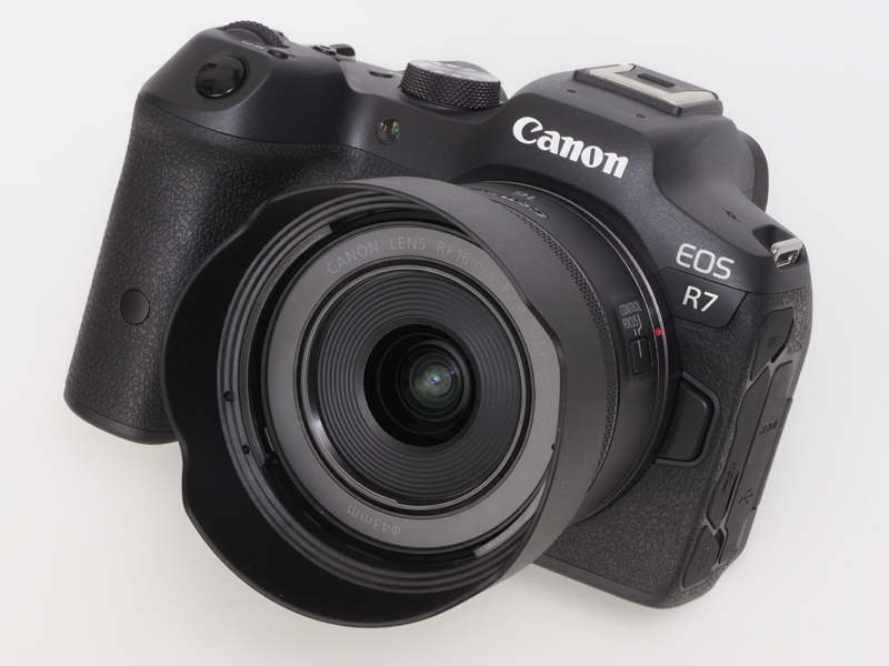 生活が苦しいので、今回新規に導入できたレンズはRF16mm F2.8 STMだけでした。筆者はフード病ですから別売りプラフードも買うしかありません。ところがこれがとても高価で、店頭で購入を悩みまくりました。