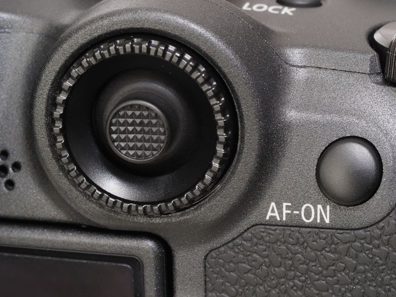 ボディ背面のサブ電子ダイヤルと、センターのグリグリですね。こんな高いところにあって、当初はこれで役立つのか？ あ？ と思ったのですが、まるで問題はなく使えました。素晴らしいです。