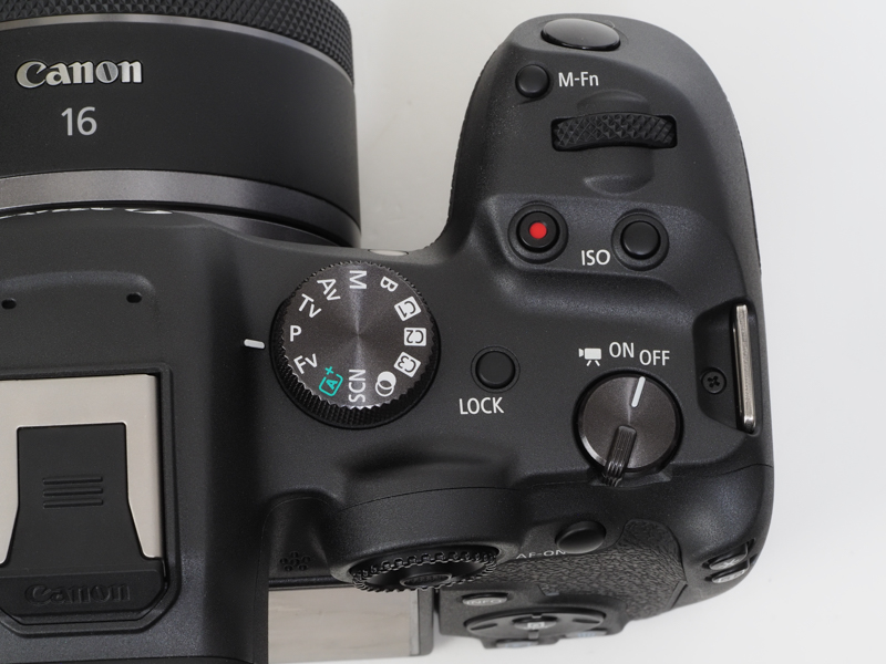 大きな声ではいえませんが、グリップ感はEOS R5よりも握りやすく、とても良かったりします。EOS R5にグリップだけ移植できませんかね。できませんね。