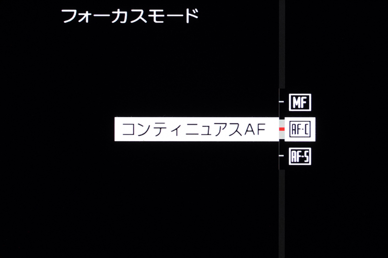 カメラ前面、マウント脇にあった「フォーカスモード切換レバー」はボタン式に変更。レバー式だと前面をのぞき込んで操作することもありましたが、ボタン式だと押すだけでフォーカスモード画面が表示されるので分かりやすいです。このボタンは「Fn3ボタン」という名前で、フォーカスモード以外の機能を割り当てることも可能です。