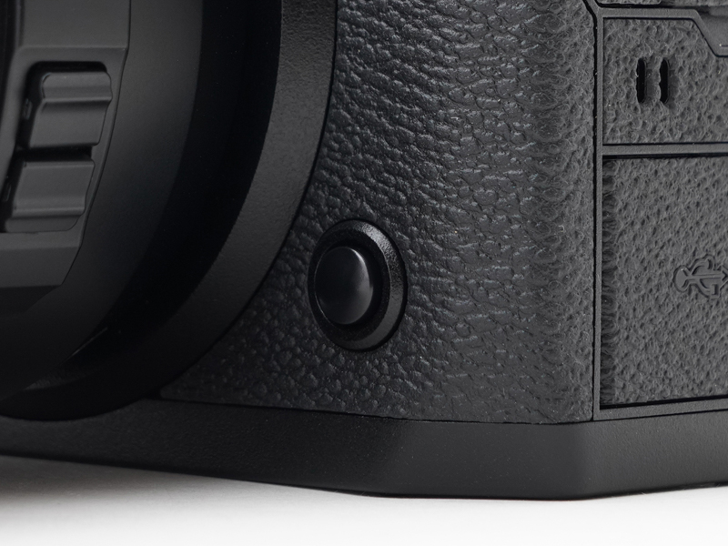 カメラ前面、マウント脇にあった「フォーカスモード切換レバー」はボタン式に変更。レバー式だと前面をのぞき込んで操作することもありましたが、ボタン式だと押すだけでフォーカスモード画面が表示されるので分かりやすいです。このボタンは「Fn3ボタン」という名前で、フォーカスモード以外の機能を割り当てることも可能です。