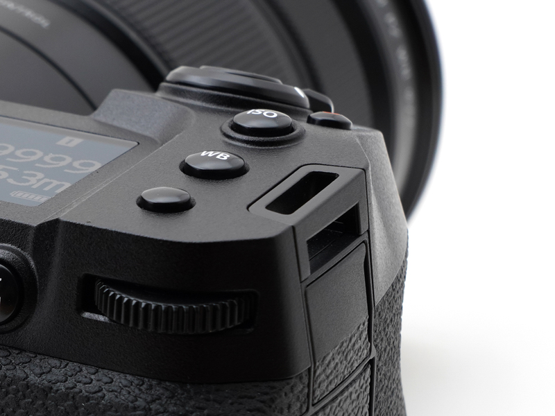 ストラップ取り付け部は、伝統的なアイレットタイプから、平紐を直接通すスリットタイプに。動画撮影時に三角環がカチャカチャと音を立てないよう、スリットタイプに変更するカメラが他社からも登場しています。