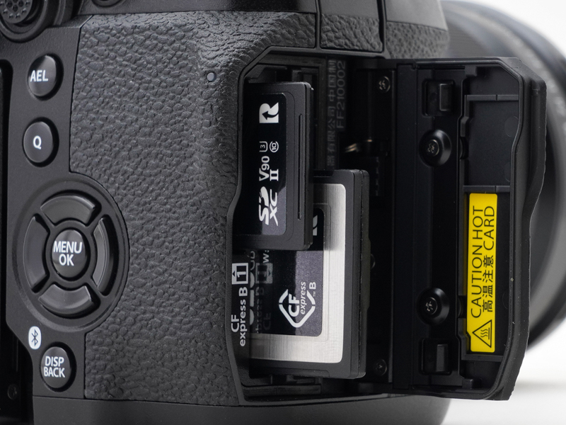記録メディアスロットはSDメモリーカードとCFexpress Type Bカードの2つ。SDメモリーカードはSDXC（UHS-I・UHS-II、ビデオスピードクラスV90）まで対応します。