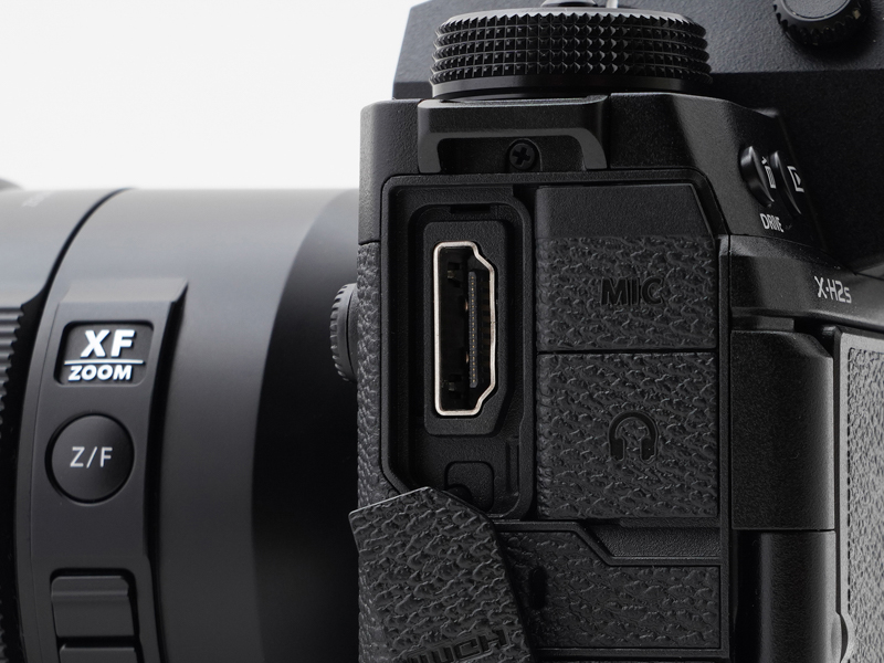 HDMI端子はフルサイズのType A。変換アダプター不要で便利です。ケーブルを接続した状態でも、バリアングル式の液晶モニターが回転できるように配慮されています。