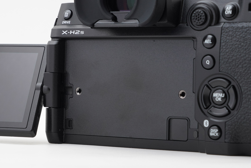 左右のネジ穴が冷却ファン「FAN-001」取り付け用のものです。富士フイルムが動画撮影にホンキを出していることが良く分かりますね。