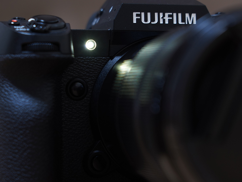 直近ではニコン Z 30が前面にタリーランプを搭載したことで話題になりましたが、X-H2Sにも前面タリーランプがあります。