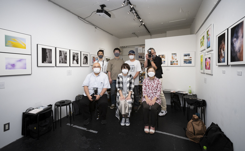 終了展会場での記念撮影。（前列左から）𝖘𝖚𝖙𝖆⋆さん、講師のコムロミホさん、big sheepさん、（後列左から）ゆうさん、りょうさん、だいさん、Ｃ級サラリーマンさん