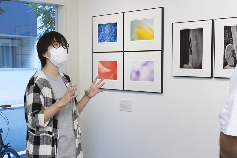 講評するコムロさん