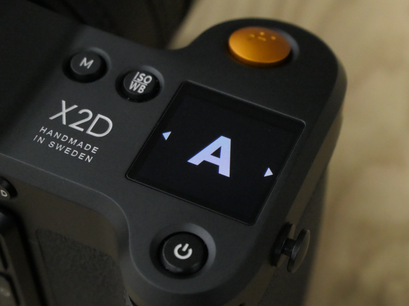 モード切り替えがわかりやすい表示。近年のミラーレスカメラで採用例が増えているUI