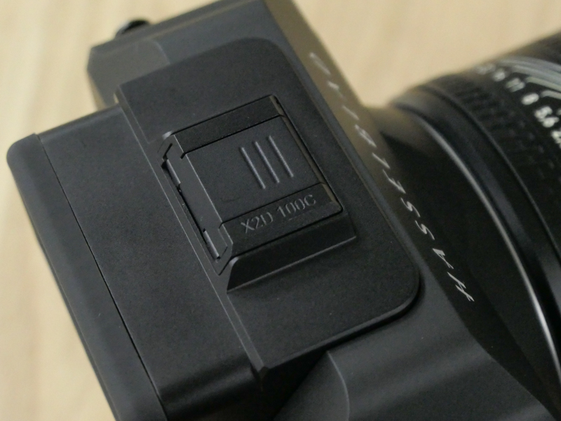 ホットシュー部分に「X2D 100C」と控えめに刻印されている