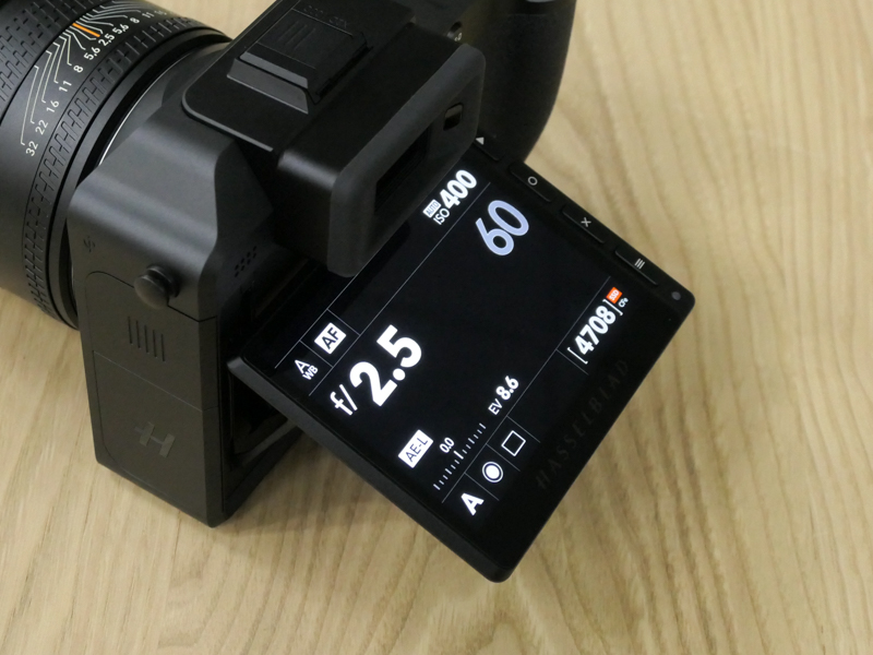 背面モニターをチルトしたところ