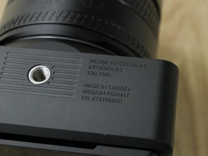 底面にも抜かりがない。普通はシール貼りで処理される情報も刻印