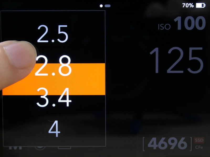絞り値を変更しているところ