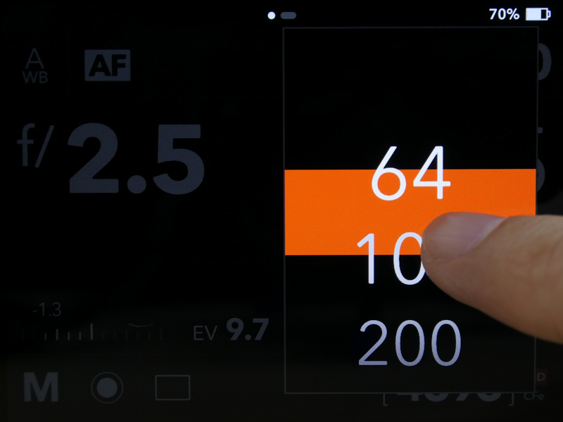 ISO感度も直接変更可能。ベース感度はISO 64