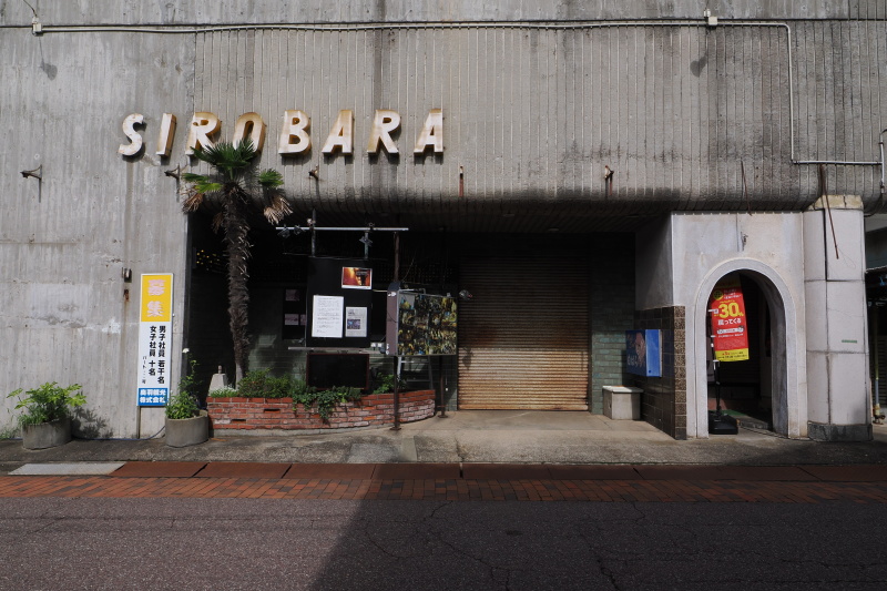 とても中が想像できないような入り口です。