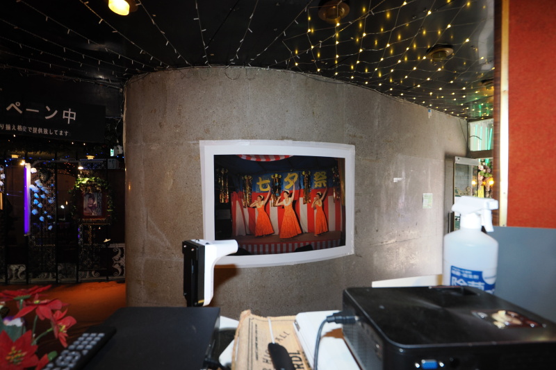 中に入ると、今回、佐藤倫子さんに紹介していただいた写真家 大西みつぐさんの作品が展示されてます。