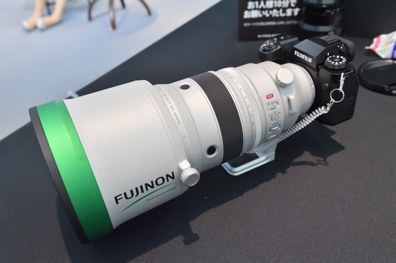 「XF200mmF2 R LM OIS WR」。普段はなかなか触ることができないレンズを試せるのもお楽しみポイントだ。