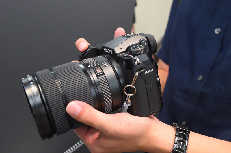 GFX100Sに装着した様子。右は付属のフードを装着