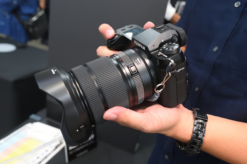 GFX100Sに装着した様子。右は付属のフードを装着