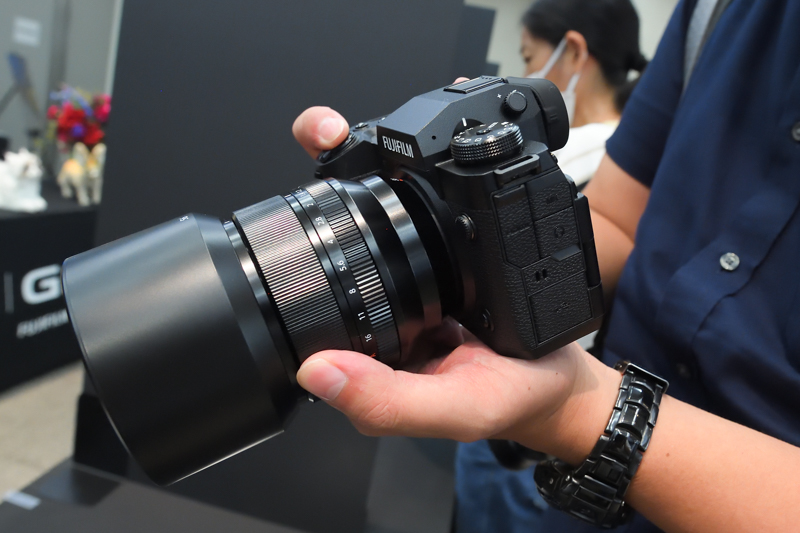 X-H2に装着した様子。右は付属のフードを装着