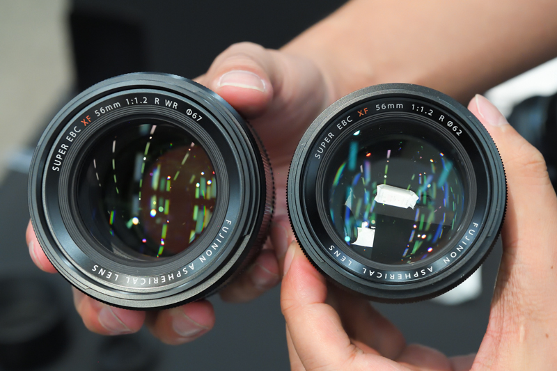 従来モデル「XF56mmF1.2 R」（右）と比較した様子