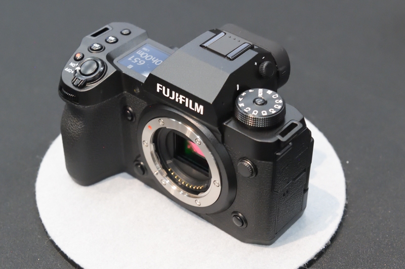 グリップの形状もX-H2Sと統一したことで、同等の使用感が得られるという