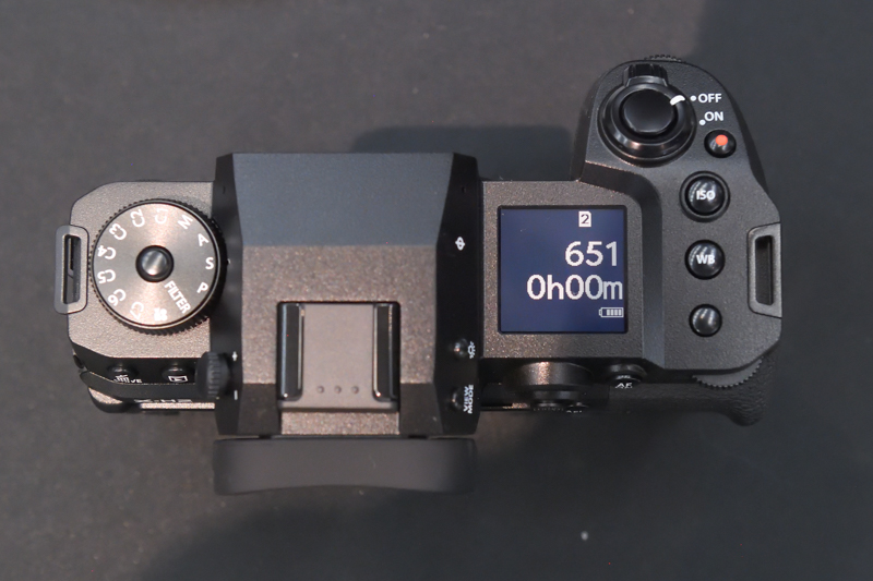 天面の各種操作部もX-H2Sと共通